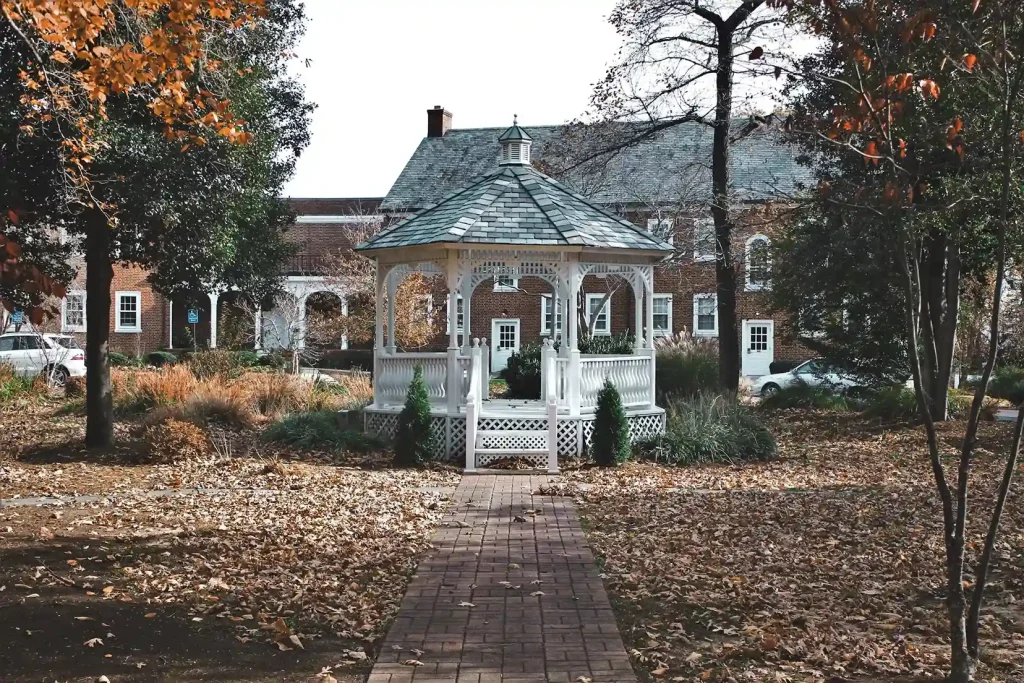 How to Decorate a Gazebo for a Wedding